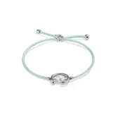 Pulsera de hilo verde azulado con fornitura bañada en plata de ley y perla shell.
