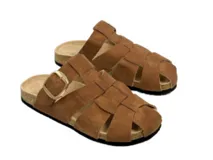 Sandalias de estilo romano con capellada de tiras cruzadas negras, hebilla lateral metálica y suela de corcho con base de goma.