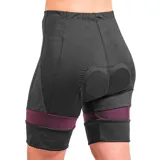 Calza ciclista corta de mujer, color negro, con banda ancha en el muslo de color bordó. Presenta costuras ergonómicas y un panel frontal con abertura para badana.