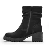 Bota de caña media confeccionada en cuero, con diseño de efecto arrugado en la parte superior y detalle de tira con botón a presión. Cuenta con taco cuadrado de altura media y suela track dentada.