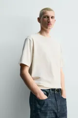 Camiseta de corte regular fit en mezcla de algodón y lino, con cuello redondo y manga corta de la colección Origins.