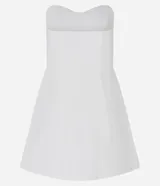 Vestido corto strapless color verde esmeralda, con escote corazón y falda acampanada con pliegues.