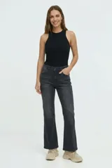 Jean bootcut color gris oscuro con efecto gastado, tiro medio y diseño clásico de cinco bolsillos.