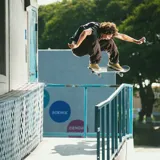 Championes de skate Emerica modelo The Hoban, color negro con detalles en verde y suela blanca. Presentan un diseño de perfil bajo con costuras reforzadas en la puntera y ojal superior metálico dorado.