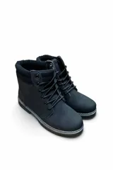 Bota corta de cuero sintético color azul con cordones, suela track tostada y detalle de cuello tejido en lana tono sobre tono.