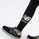 Calza deportiva New Balance de tiro alto, color negro, con ajuste ceñido y logo de la marca estampado en la parte inferior de la pierna.