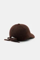 Gorra con visera confeccionada en tejido de punto con textura suave y acabado afelpado.