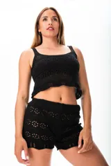 Musculosa negra de acrílico con diseño calado.