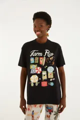 Remera negra de corte amplio, cuello redondo y mangas cortas, con estampado frontal alusivo a la playa y la marca Farm Rio.