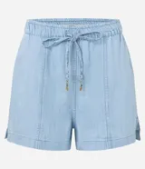 Short estilo runner de jeans azul claro, con cintura elástica y lazo ajustable. Presenta bolsillos carpinteros y un colgante de piña en el lazo.