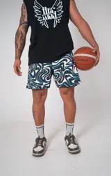 Short deportivo con estampado abstracto en blanco, negro, rojo y celeste.