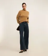 Suéter de poliamida afelpada color tostado, con cuello alto y mangas largas de diseño holgado.