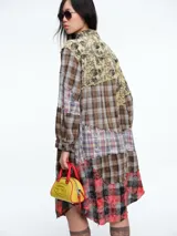 Chaqueta larga tipo camisa con diseño patchwork, confeccionada mediante la combinación de diversos tejidos de algodón con estampados de cuadros, tartán y motivos florales. Presenta cierre frontal con botones, cuello clásico, bolsillos delanteros con solapa y bordes deshilachados.