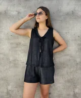 Chaleco tejido color beige con lurex, escote en V y lazos para atar en el frente.