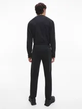 Remera negra de manga larga con cuello perkins y logo de Calvin Klein bordado en blanco en el pecho.