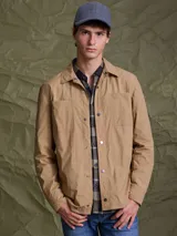 Campera casual liviana de nylon, con cierre frontal de botones a presión, cuello clásico y dos bolsillos frontales tipo parche.