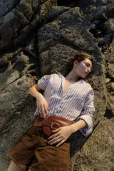 Faja ancha de cuero sintético negro con hebilla dorada y bolsillo lateral.