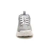 Sneaker Caterpillar modelo Intruder Lite, color gris con suela chunky blanca. Presenta un diseño robusto con paneles de gamuza y cuero sintético, cordones blancos y logo de la marca en el lateral.