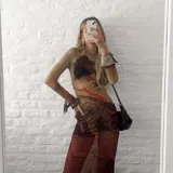 Vestido midi de microtul elastizado con estampado abstracto en tonos marrones y beige. Diseño ajustado al cuerpo, de manga larga y cuello redondo. Transparenta.