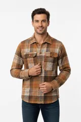 Sobrecamisa de franela a cuadros en tonos marrones, blancos y rojos, con mangas largas, bolsillos frontales con solapa y cierre de botones.