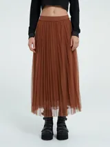 Falda midi de corte acampanado confeccionada en capas de tul plisado, con cintura elástica y detalle de encaje en el ruedo.