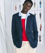 Saco de traje masculino de corte slim, confeccionado en poliviscosa con textura acanalada leve. Presenta cuello con solapa, cierre frontal con botones, mangas largas y bolsillos laterales. Incorpora tecnología performance para mayor respirabilidad y secado rápido.