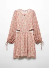 Vestido corto de tejido fluido con estampado paisley en tonos rosados. Presenta cuello redondo con pequeña abertura frontal, mangas largas abullonadas con lazos en los puños y aberturas laterales en la cintura.