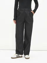 Pantalón negro de vestir con finas rayas verticales blancas, corte recto y tiro alto.