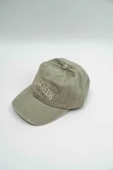 Gorra con visera de estilo vintage, color gris oscuro con efecto lavado, con bordado frontal en color crema.