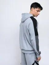 Canguro negro con capucha, corte clásico, mangas largas con franjas grises y logo de la marca bordado en el pecho.