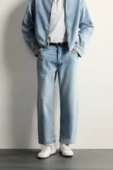 Jeans de corte regular cropped confeccionados en denim ligero de algodón. Presentan un diseño de cinco bolsillos con efecto lavado, tiro medio y cierre frontal con botones.