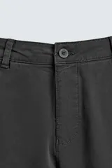 Pantalón chino de corte ajustado, color beige, con bolsillos laterales y bolsillos traseros de vivo. Cuenta con cierre frontal de cremallera y botón.