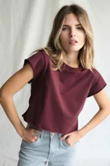 Remera tipo crop top de algodón, color bordó, con cuello redondo y mangas cortas con terminación al corte.
