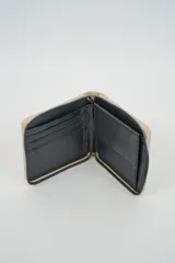 Billetera cuadrada de color verde menta con textura de efecto piel de reptil y cierre perimetral metálico.