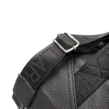 Bolso de mano tipo duffle de cuero negro, con doble asa corta y correa larga regulable con el logo de la marca. Tiene cierre superior y dos bolsillos frontales con cierre.