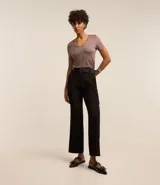 Blusa básica de manga corta y escote en V, color verde lima pálido.