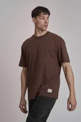 Remera color beige de corte recto y mangas cortas.