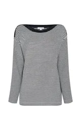 Blusa de punto a rayas horizontales en blanco y negro, con escote barco caídas de hombro y mangas largas.