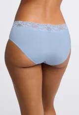 Conjunto de lencería celeste de encaje floral, compuesto por un corpiño con aro y breteles regulables, y una bombacha tipo hipster con detalle de puntilla.