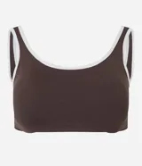 Top deportivo de microfibra con escote redondo delantero y escote en V en la espalda. Presenta un diseño bicolor con cuerpo en color crema y ribetes en color marrón oscuro, breteles anchos y copas desmontables.