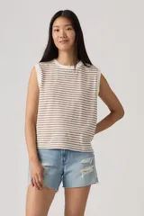 Musculosa de corte boxy, con diseño de rayas horizontales en tonos marrones y blancos, de calce holgado y cuello redondo.