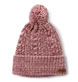 Gorro de punto de lana color rosado y bordó, con diseño trenzado, dobladillo vuelto, pompón superior y parche de cuero con logo de la marca.