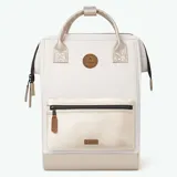 Mochila Cabaia modelo Adventurer Alger, color beige con detalles dorados. Cuenta con un bolsillo frontal con cierre, asas superiores y tirantes acolchados.