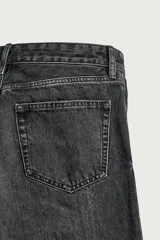 Jeans flare fit de denim de algodón en color celeste con lavado efecto desgastado. Presentan diseño de cinco bolsillos, tiro medio, cierre frontal con cremallera y botón, y bajo con acabado irregular.