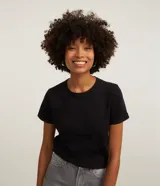 Remera básica de cuello redondo y manga corta con detalle de dobladillo, confeccionada en algodón suave.