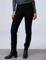 Pantalón de gabardina elastizada color beige, marca Sioni, de corte recto. Tiene pretina con pasadores, botón y cierre. Delantera con bolsillos simulados y trasera con bolsillos aplicados.