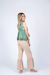 Pantalón color beige de corte recto con volados en el ruedo.