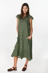 Vestido midi color azul de lino italiano, con diseño camisero, cuello camisero, mangas cortas abullonadas, cierre frontal con botones y bolsillos laterales.