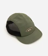 Gorra Renner confeccionada en poliamida verde con visera curva, parche frontal bordado con la palabra "soul" y paneles laterales y traseros de malla negra respirable.