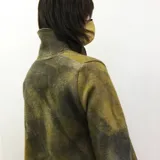 Tapado largo de lana merino afieltrada color gris con toques de amarillo. Diseño abierto al frente, de corte amplio y mangas largas.